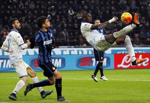 Diakite prova la rovesciata. Reuters